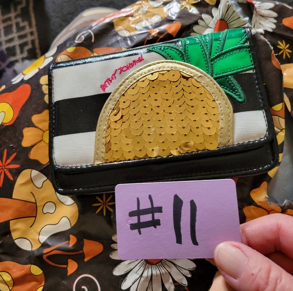 Betsey Johnson sequined pineapple crossbody - Picture 14 of 14